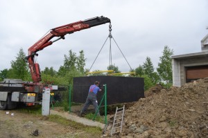 szamba betonowe koło podczas montażu