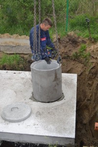 szamba betonowe węgrów podczas montażu