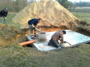 szamba betonowe września podczas montażu